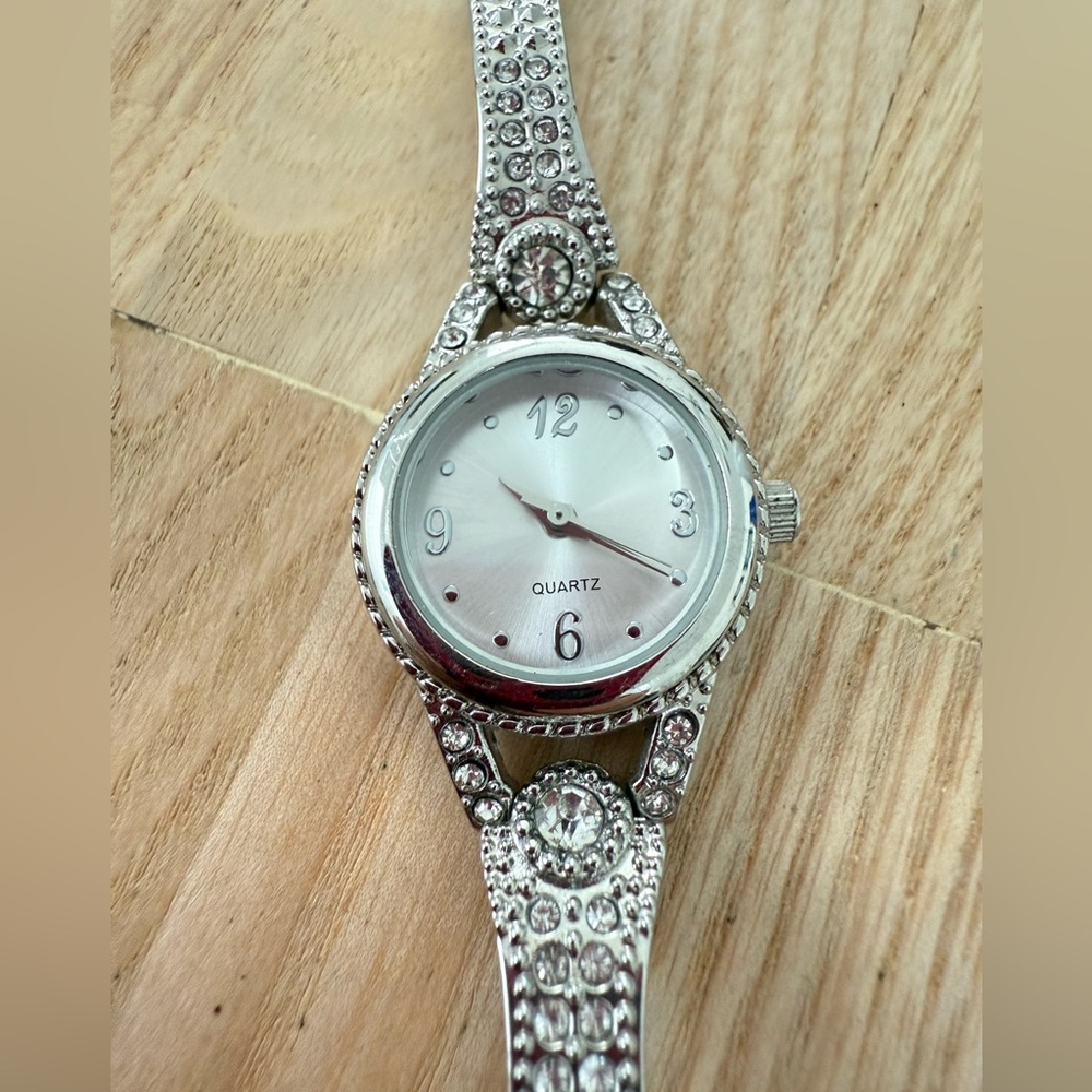 Unbranded ladies silver tone crystal accented watch NEW BATTERY